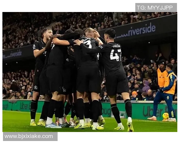 英超经典对决巴萨与曼城战成平局神奇扑救成焦点引发全场热议