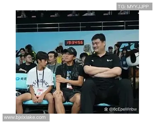 姚明帅气背影展现篮球巨星风范与优雅气质的完美结合