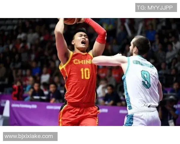 姚明最新照片曝光展现篮球巨星风采引发粉丝热议与关注