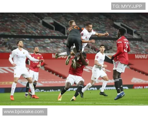 足总杯激战：AC米兰与曼联平局红牌事件引发全场热议与争论