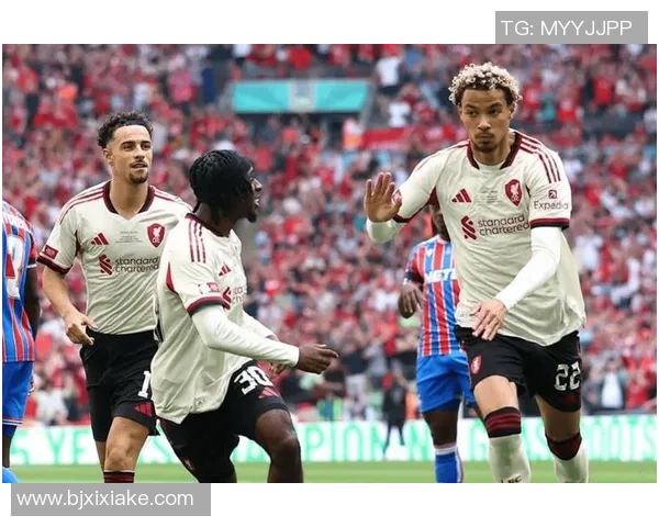 中超激战：里昂与利物浦战平后点球大战引发全场狂欢