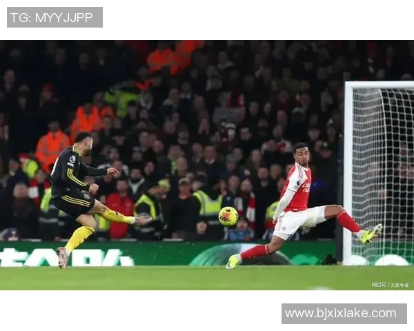 中超激战曼联与阿森纳战成平局绝杀瞬间引发全场狂欢与转会传闻